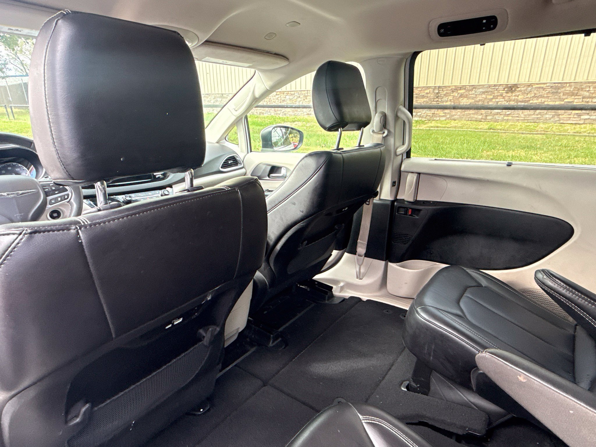 Used 2023 Chrysler Pacifica Touring-L FWD image 14