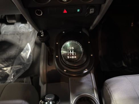 Used 2008 Jeep Wrangler Sahara w/ Dual Top Group AWD/4WD image 18