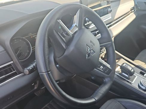 Used 2023 Mitsubishi Outlander SE image 2