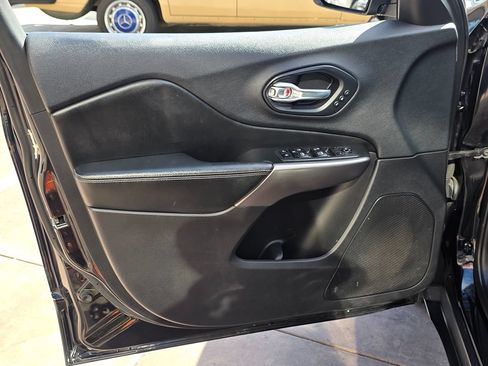 Used 2019 Jeep Cherokee Limited FWD image 28