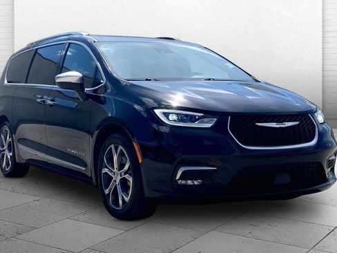 Used 2024 Chrysler Pacifica Pinnacle FWD image 1