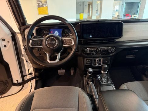 Used 2025 Jeep Wrangler Unlimited Sahara AWD/4WD image 34