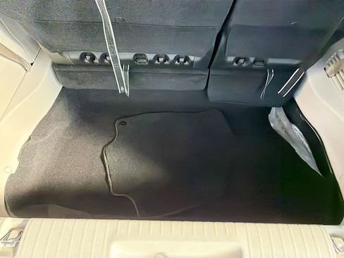 Used 2023 Chrysler Pacifica Touring-L image 27