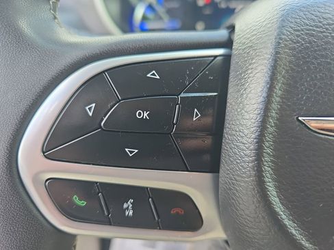 Used 2023 Chrysler Pacifica Touring-L FWD image 25