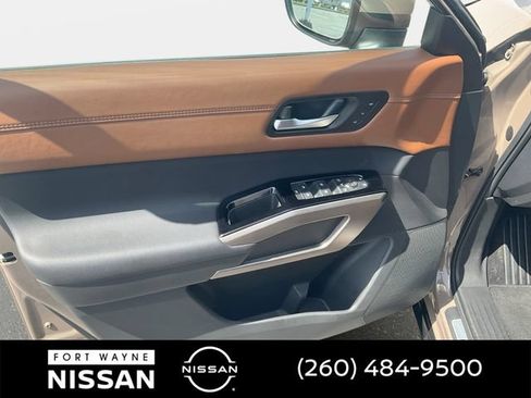Certified 2025 Nissan Pathfinder Platinum w/ Cargo Package AWD/4WD image 32