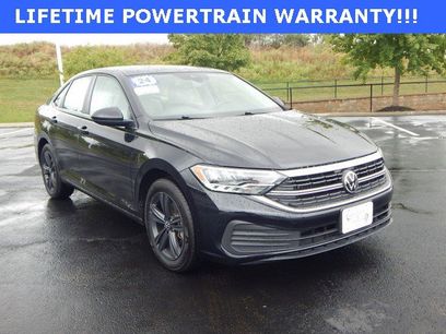 Used 2024 Volkswagen Jetta SE w/ Panoramic Sunroof Package