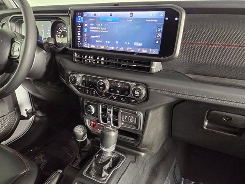 Certified 2025 Jeep Wrangler Unlimited Rubicon image 35