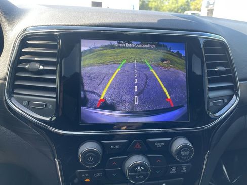 Used 2019 Jeep Grand Cherokee Altitude AWD/4WD image 15