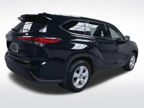 Used 2022 Toyota Highlander LE AWD/4WD image 8