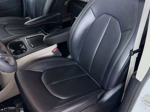 Used 2024 Chrysler Pacifica Touring-L image 21