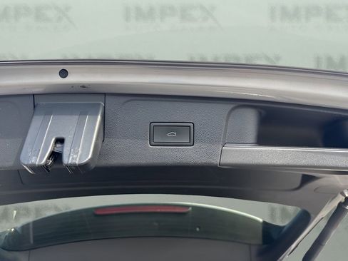 Used 2025 Volkswagen Atlas SE image 28