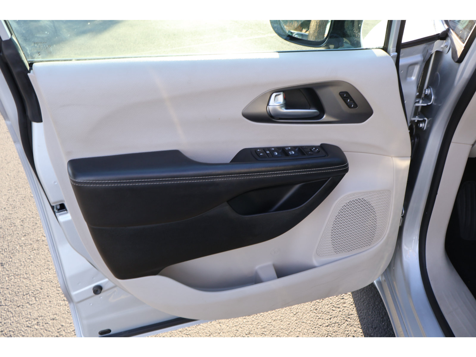 Used 2024 Chrysler Pacifica Touring-L FWD image 24