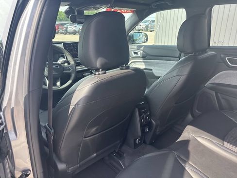 Used 2023 Jeep Compass Latitude AWD/4WD image 19
