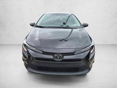 Used 2025 Toyota Corolla LE FWD image 2