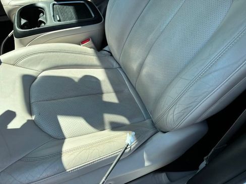 Used 2021 Chrysler Pacifica Touring-L FWD image 39