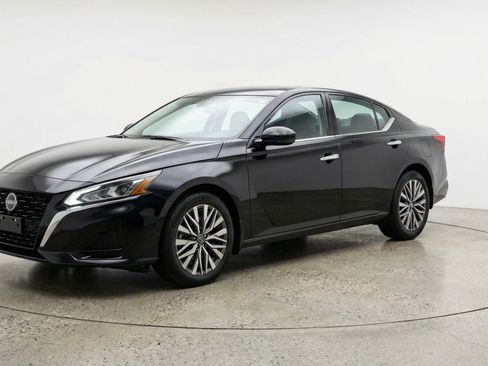 Used 2025 Nissan Altima 2.5 SV FWD image 3