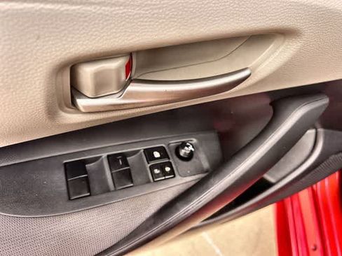Used 2020 Toyota Corolla LE FWD image 29