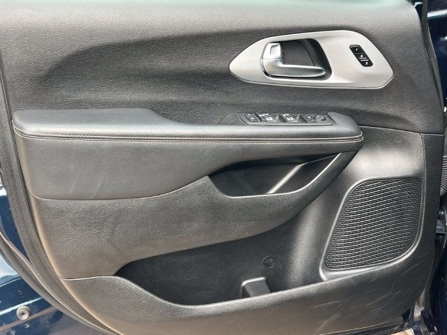 Used 2025 Chrysler Pacifica Limited FWD image 18