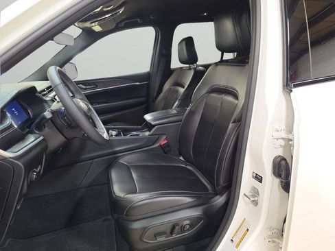 Used 2025 Jeep Grand Cherokee Limited AWD/4WD image 9
