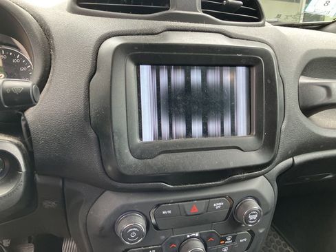 Used 2018 Jeep Renegade Altitude AWD/4WD image 2