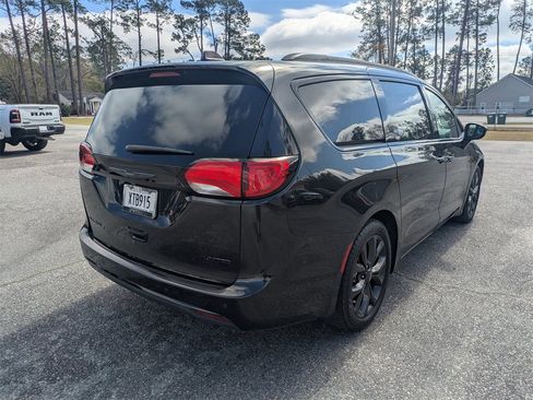 Used 2019 Chrysler Pacifica Limited w/ S Appearance Package image 5