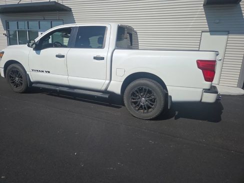 Used 2018 Nissan Titan SV w/ SV Convenience Package RWD image 11