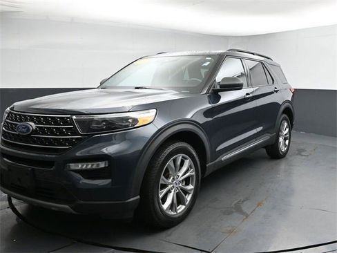 Used 2022 Ford Explorer XLT w/ Equipment Group 202A image 7