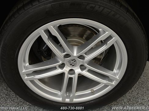 Used 2023 Porsche Macan AWD/4WD image 45