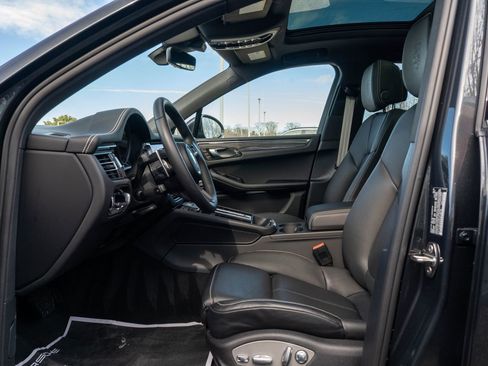 Certified 2025 Porsche Macan image 24