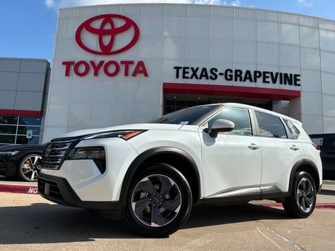 Used 2025 Nissan Rogue SV FWD image 2