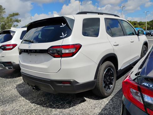Used 2025 Honda Pilot EX-L image 3