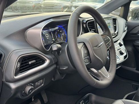 New 2026 Chrysler Pacifica Select image 2