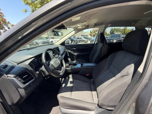 Used 2025 Nissan Rogue SV FWD image 29