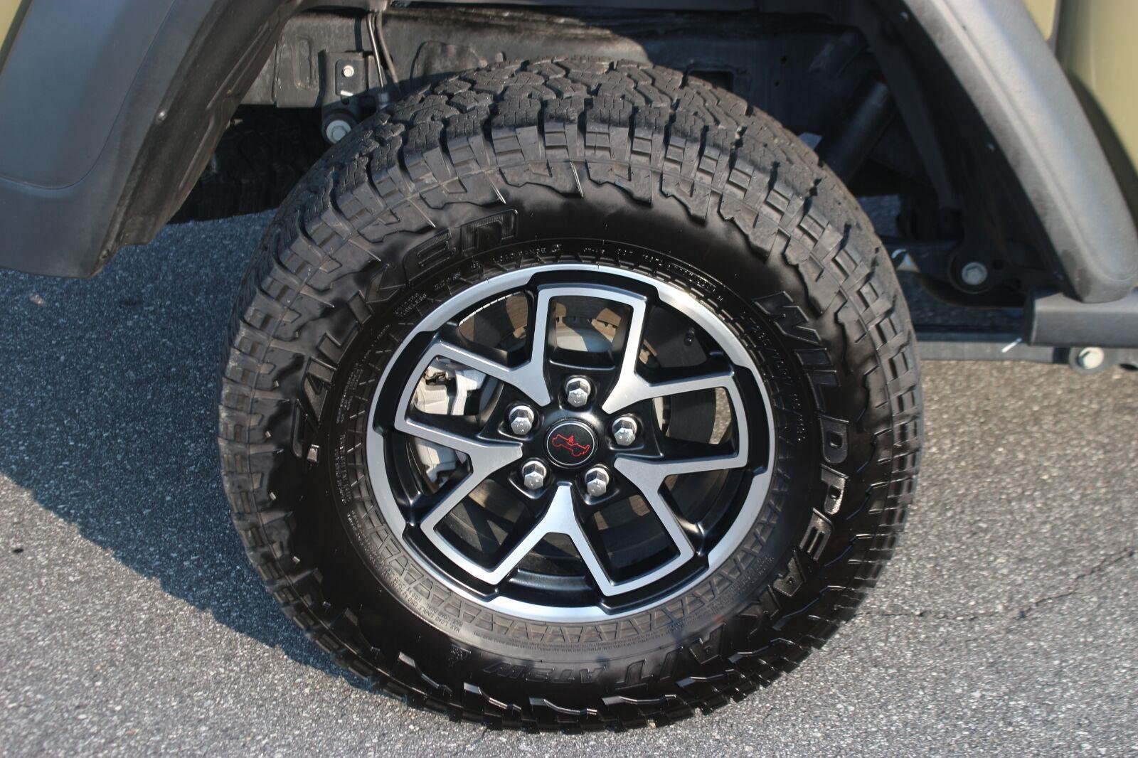 Used 2025 Jeep Gladiator Rubicon w/ Convenience Group AWD/4WD image 38
