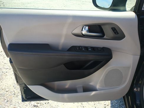 Used 2023 Chrysler Pacifica Touring-L FWD image 14
