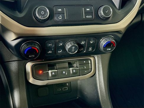 Used 2022 GMC Acadia Denali w/ Denali Ultimate Package image 10