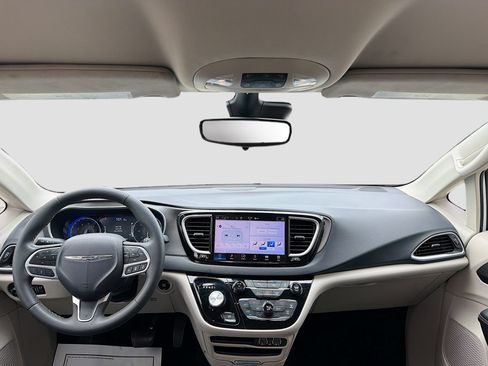 Used 2023 Chrysler Pacifica Touring-L FWD image 21