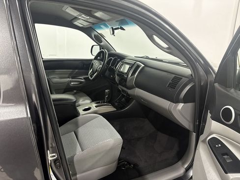 Used 2015 Toyota Tacoma SR5 w/ SR5 Package image 23