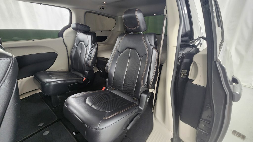 Used 2017 Chrysler Pacifica Touring-L Plus FWD image 12