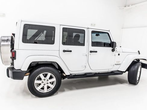 Used 2014 Jeep Wrangler Unlimited Sahara w/ Connectivity Group AWD/4WD image 9