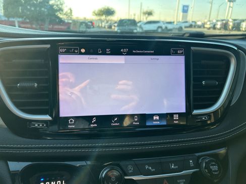 Used 2022 Chrysler Pacifica Touring-L w/ S Appearance Package image 12