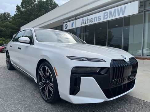 Used 2025 BMW i7 xDrive60 image 1