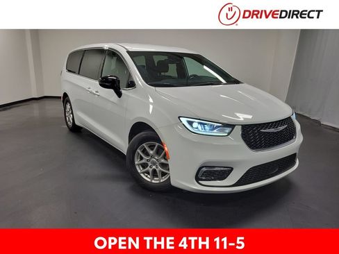 Used 2024 Chrysler Pacifica Touring FWD image 1