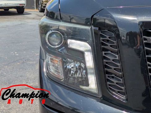 Used 2019 Nissan Titan SV w/ SV Convenience Package RWD image 10