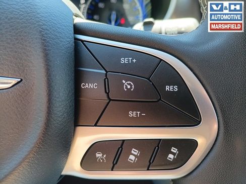 Used 2024 Chrysler Pacifica Touring-L FWD image 6