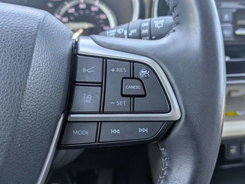 Used 2023 Toyota Highlander XLE FWD image 28