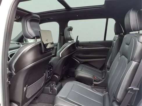 Used 2025 Jeep Grand Cherokee L Overland w/ Luxury Tech Group IV AWD/4WD image 17