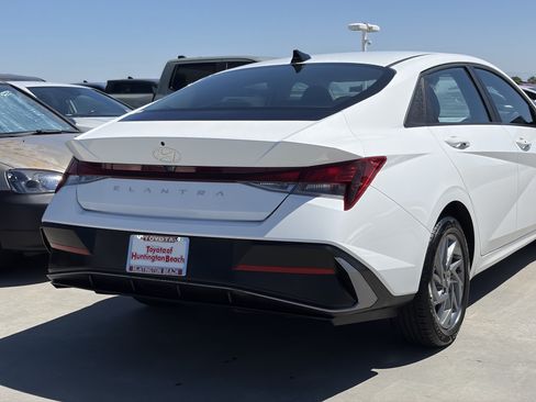 Used 2024 Hyundai Elantra SEL FWD image 4