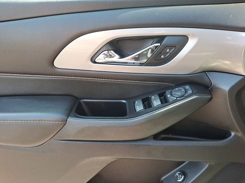 Used 2019 Chevrolet Traverse LT FWD image 11