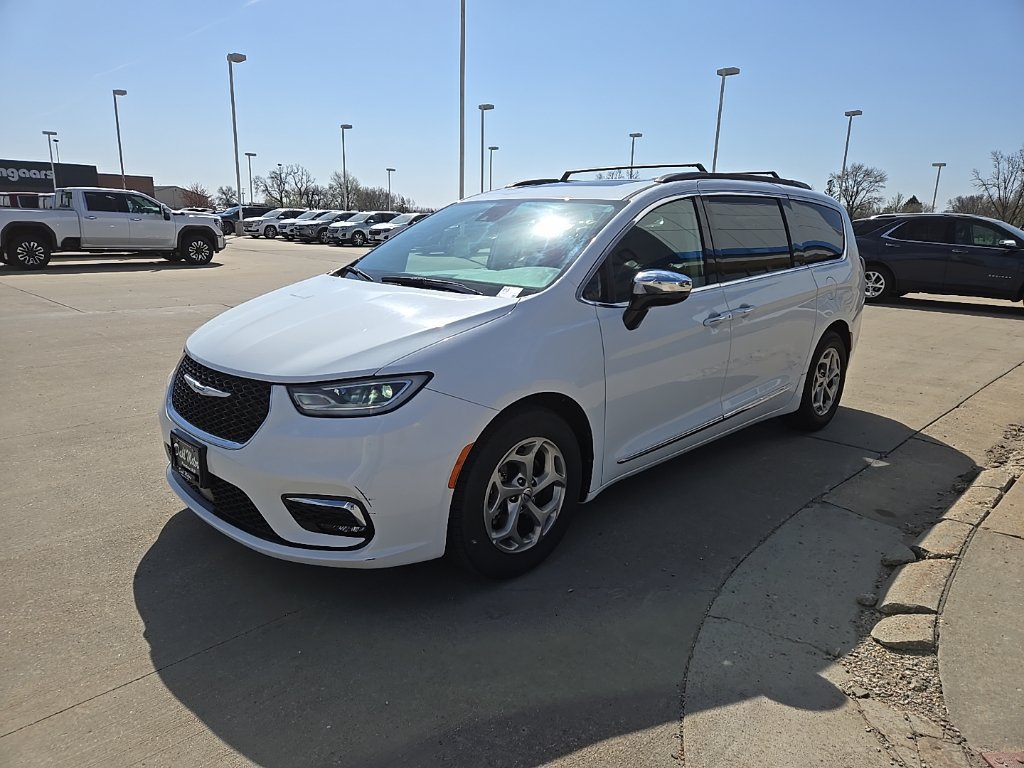 Used 2023 Chrysler Pacifica Limited FWD image 4